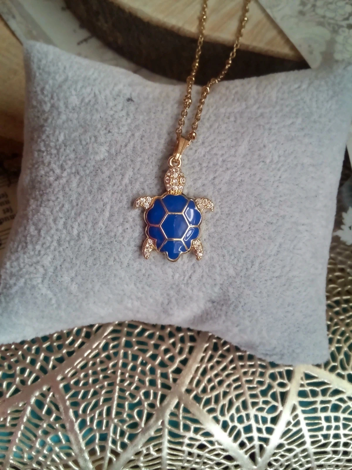 Collier tortue bleue et dorée – photo 2
